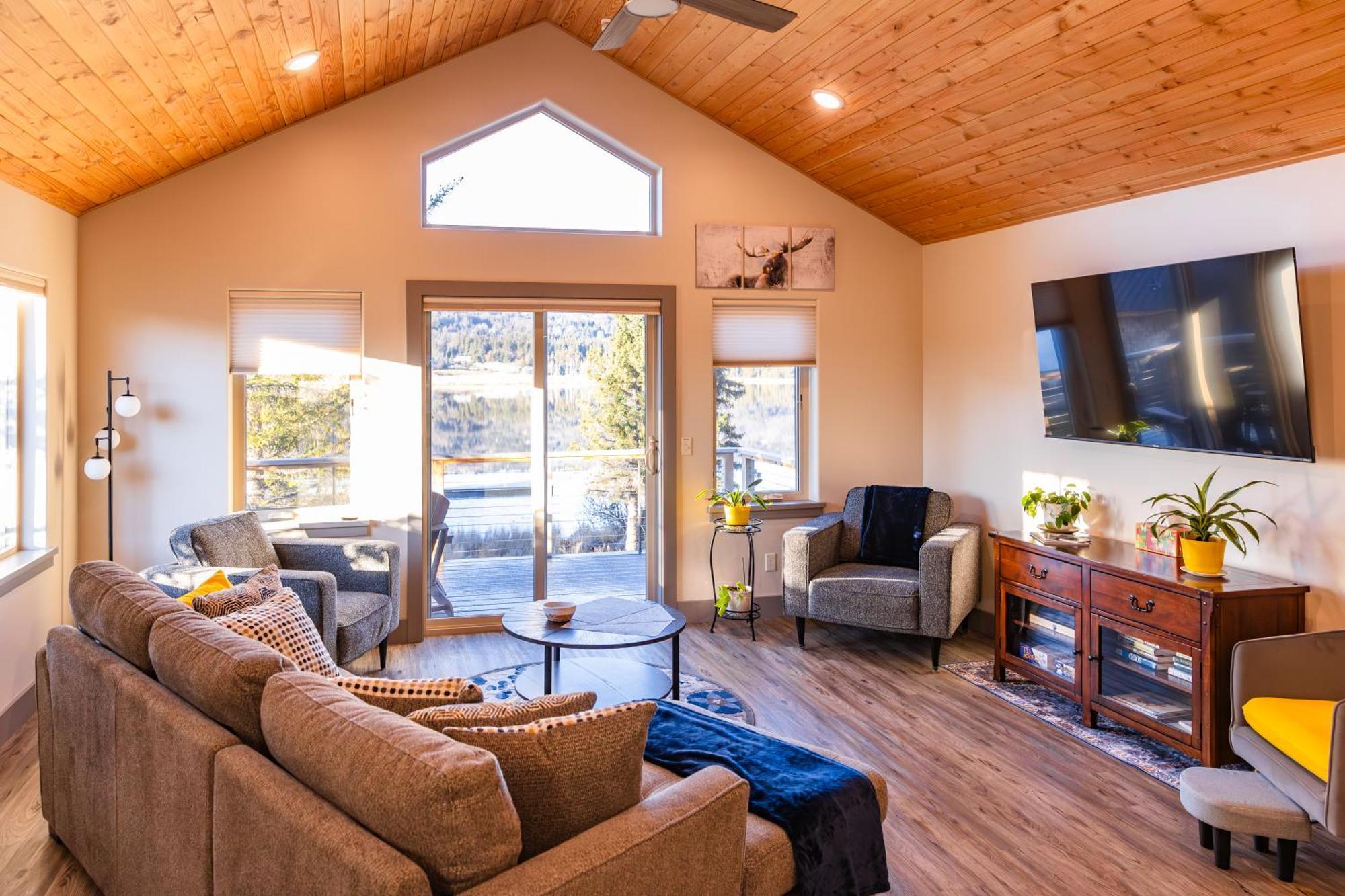 Lakeshore Lodging Suites Хомер Экстерьер фото